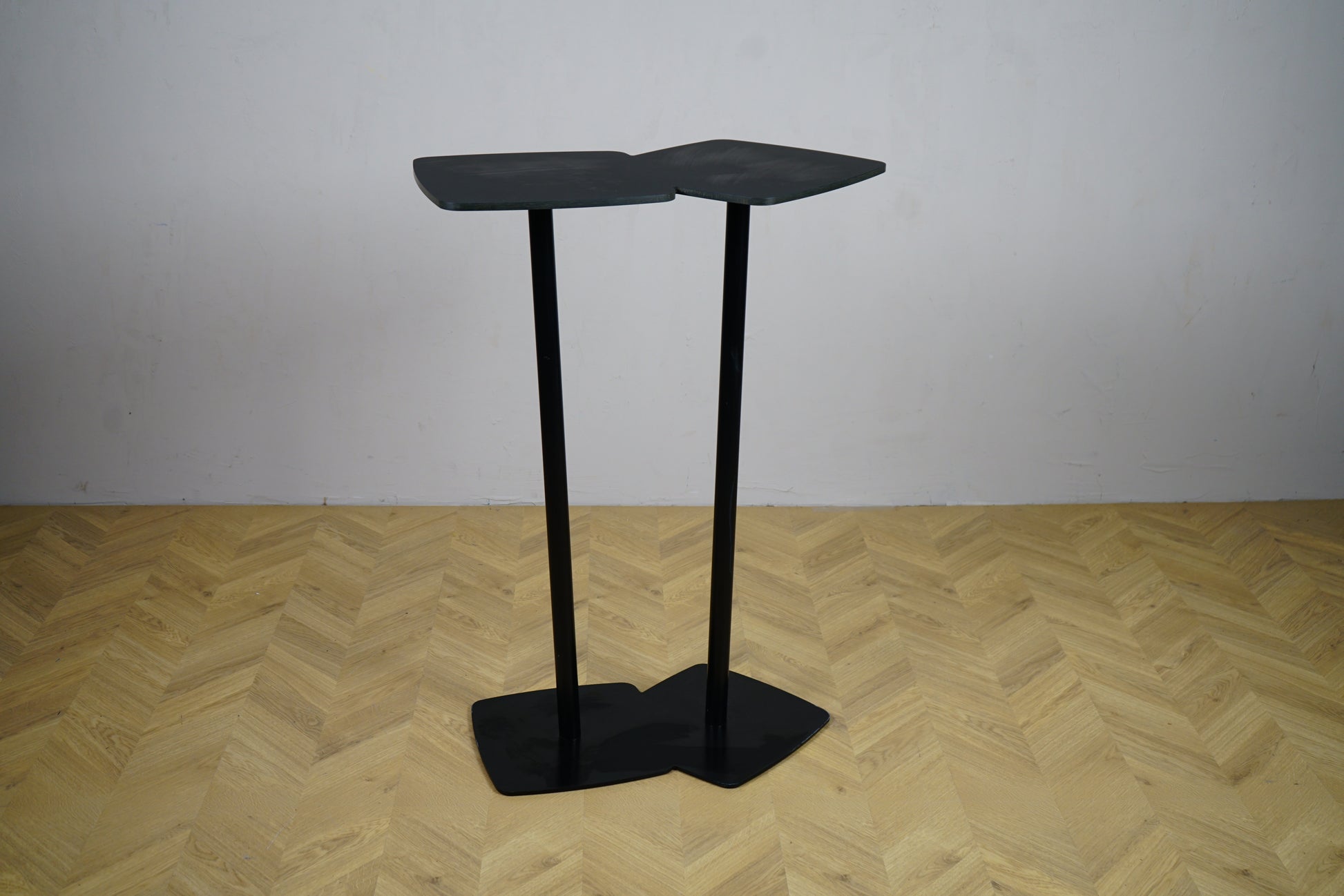 Elegant Materia Amore barbord i sort – 105 cm højt ståbord med minimalistisk design