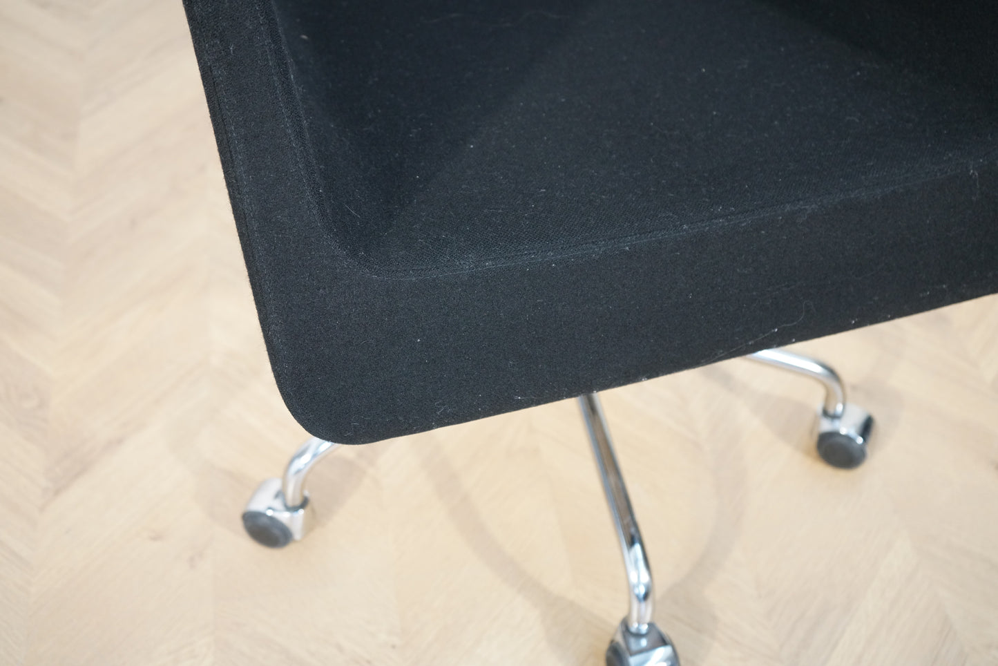 Close up af Materia Giro stol – sort polstring og detaljer i krom stel