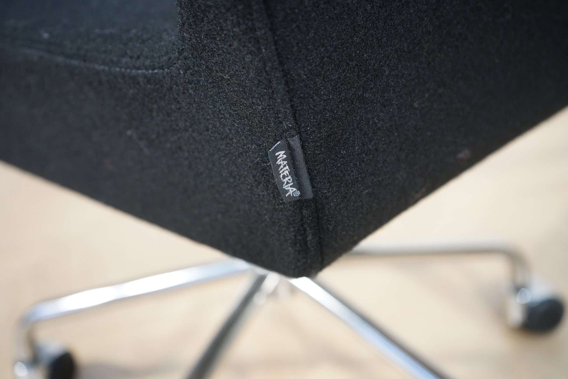 Materia Giro stol mærke/logo – producent Materia