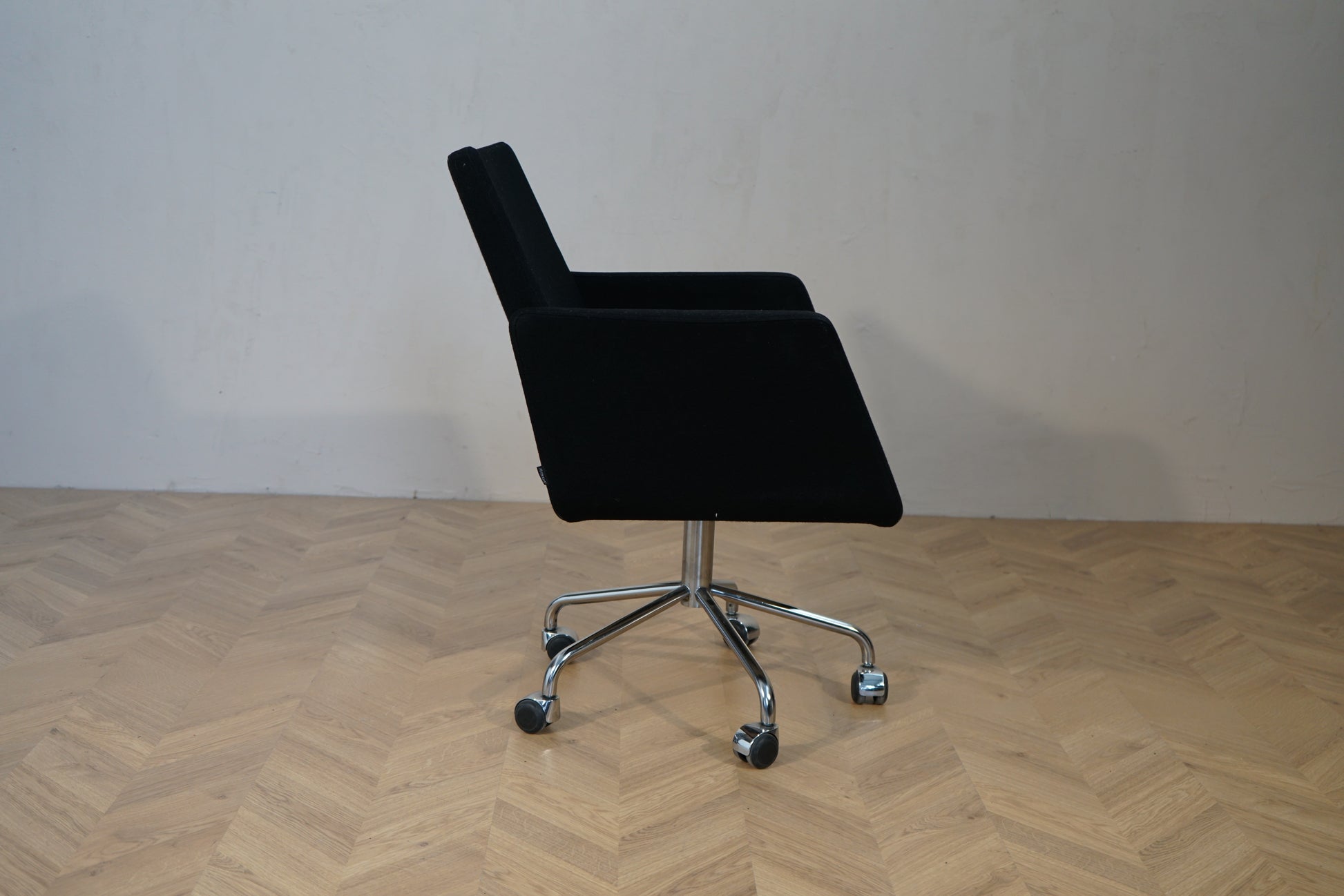 Materia Giro stol fra siden – ergonomisk design med skråt ryglæn
