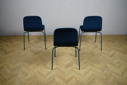 Billede af 3 Materia stabelbare stole set bagfra – moderne mørkeblå stole med slidstærkt stof og siddehøjde 46 cm.