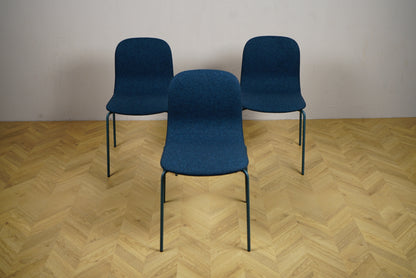Frontbillede af 3 Materia stabelbare stole i mørkeblå uldstof med siddehøjde 46 cm – ideel som spisestol, mødestol eller loungestol.