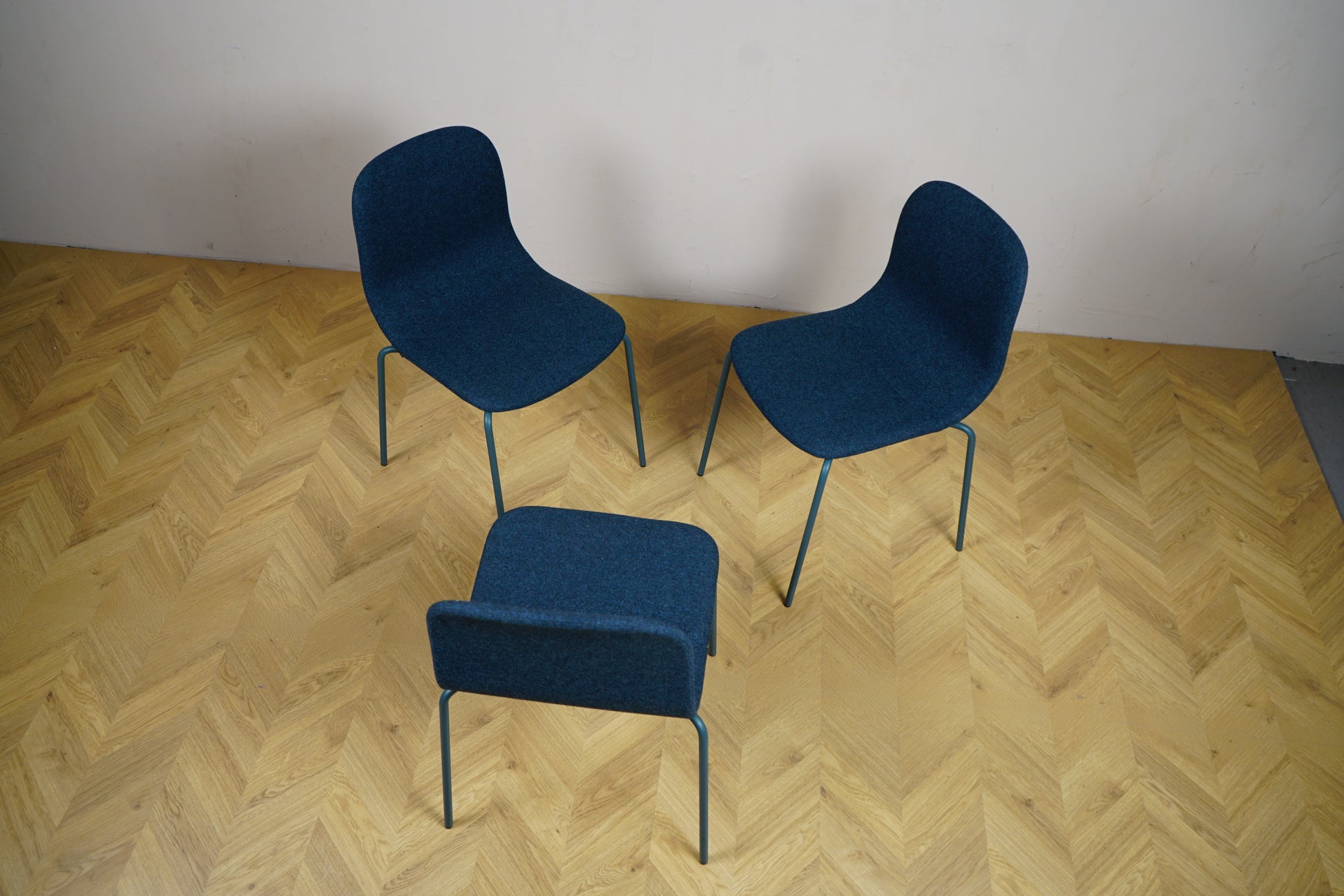 Materia stabelbare stole set ovenfra – sæt af 3 mørkeblå stole i skandinavisk design til møderum, lounge eller spiseplads.