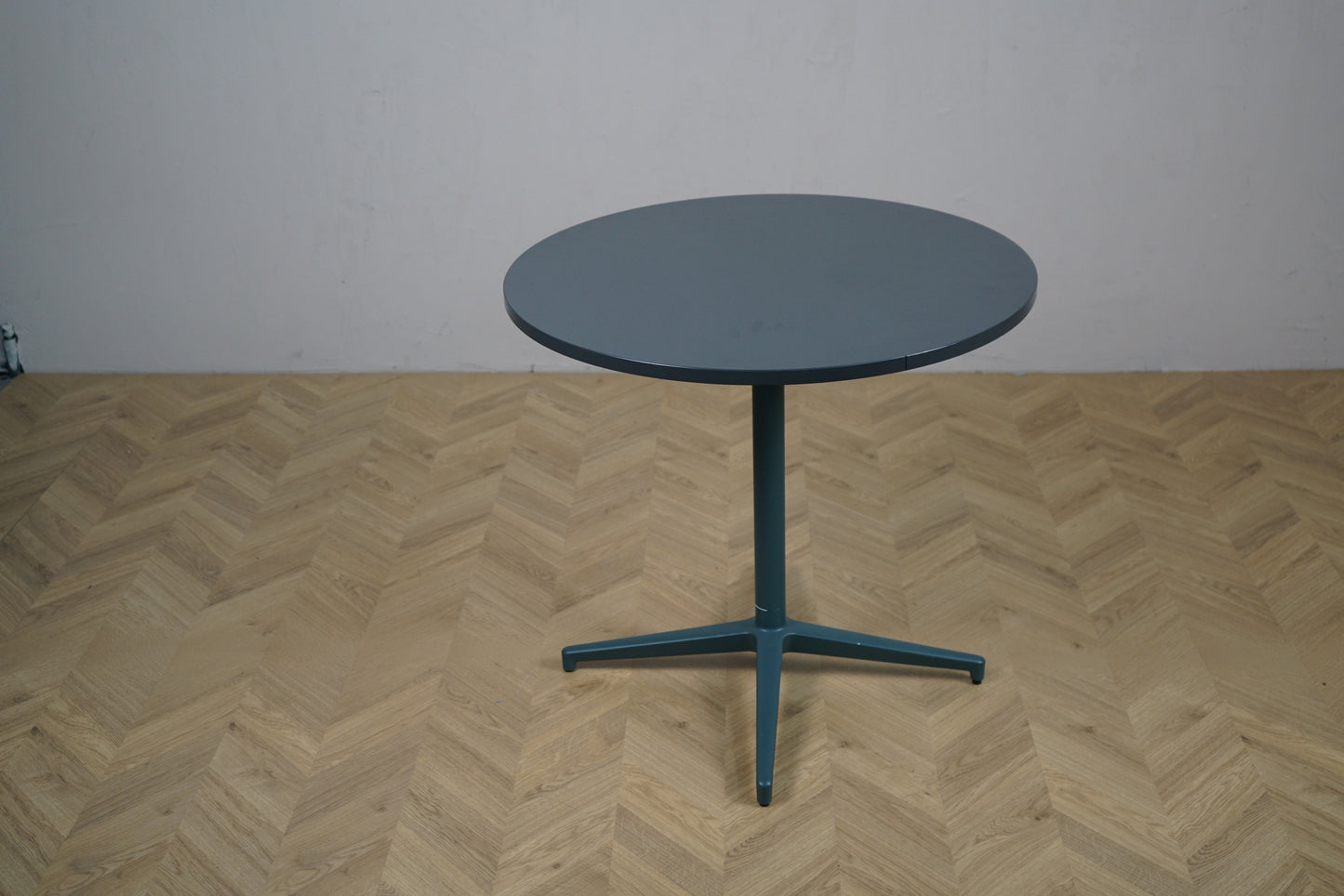Materia Uni kaffebord Ø80 i blå set på afstand – stilrent design med rund bordplade og høj kvalitet.