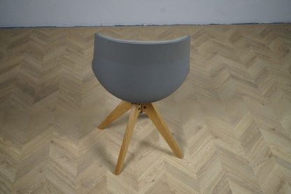 MDF Italia Flow Chair set bagfra – elegant kurvet skal med brunbejdset egetræsstel og eksklusivt design.