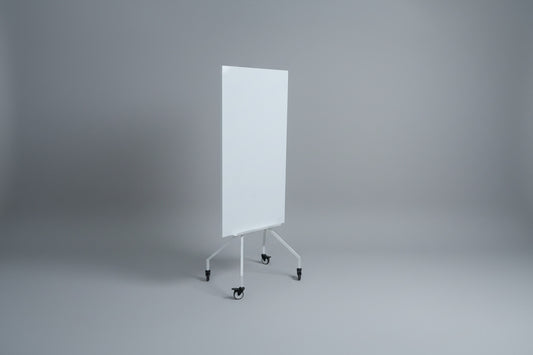 Mobilt whiteboard med hjul og pennebakke set skråt forfra