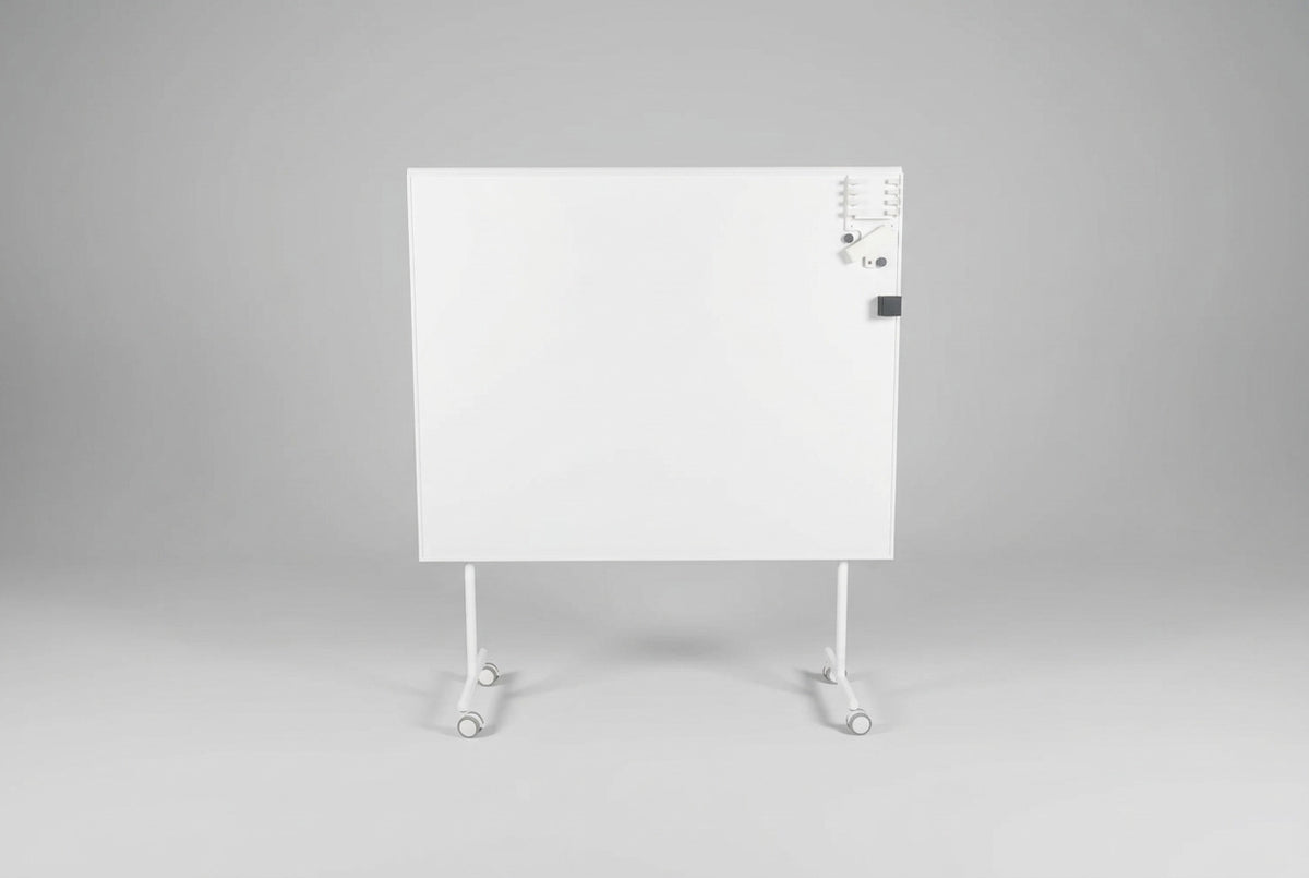 Mobilt whiteboard på hjul med stålkeramisk skriveoverflade og hvidt stel, 150 x 120 cm, set forfra.