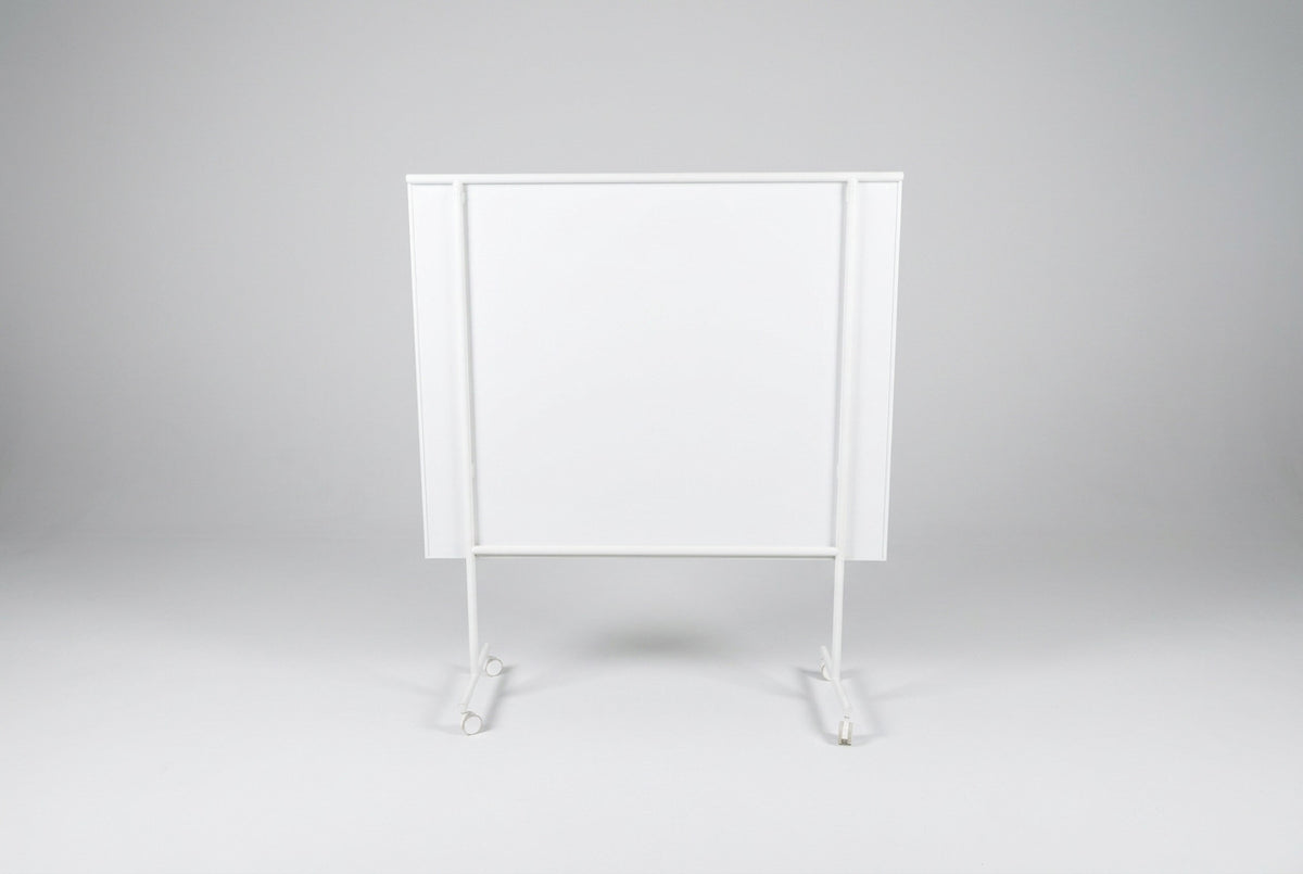 Mobil whiteboardtavle på hjul set bagfra med hvidt stel og stor tavleflade på 150 x 120 cm.