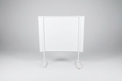 Mobil whiteboardtavle på hjul set bagfra med hvidt stel og stor tavleflade på 150 x 120 cm.