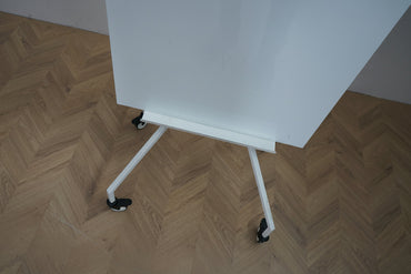 Close up af mobilt whiteboard med pennebakke til whiteboardtuscher