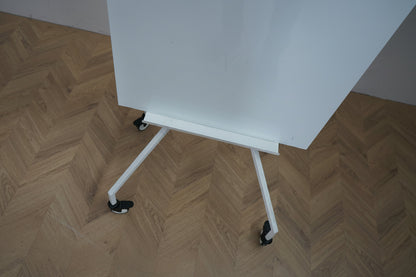 Close up af mobilt whiteboard med pennebakke til whiteboardtuscher