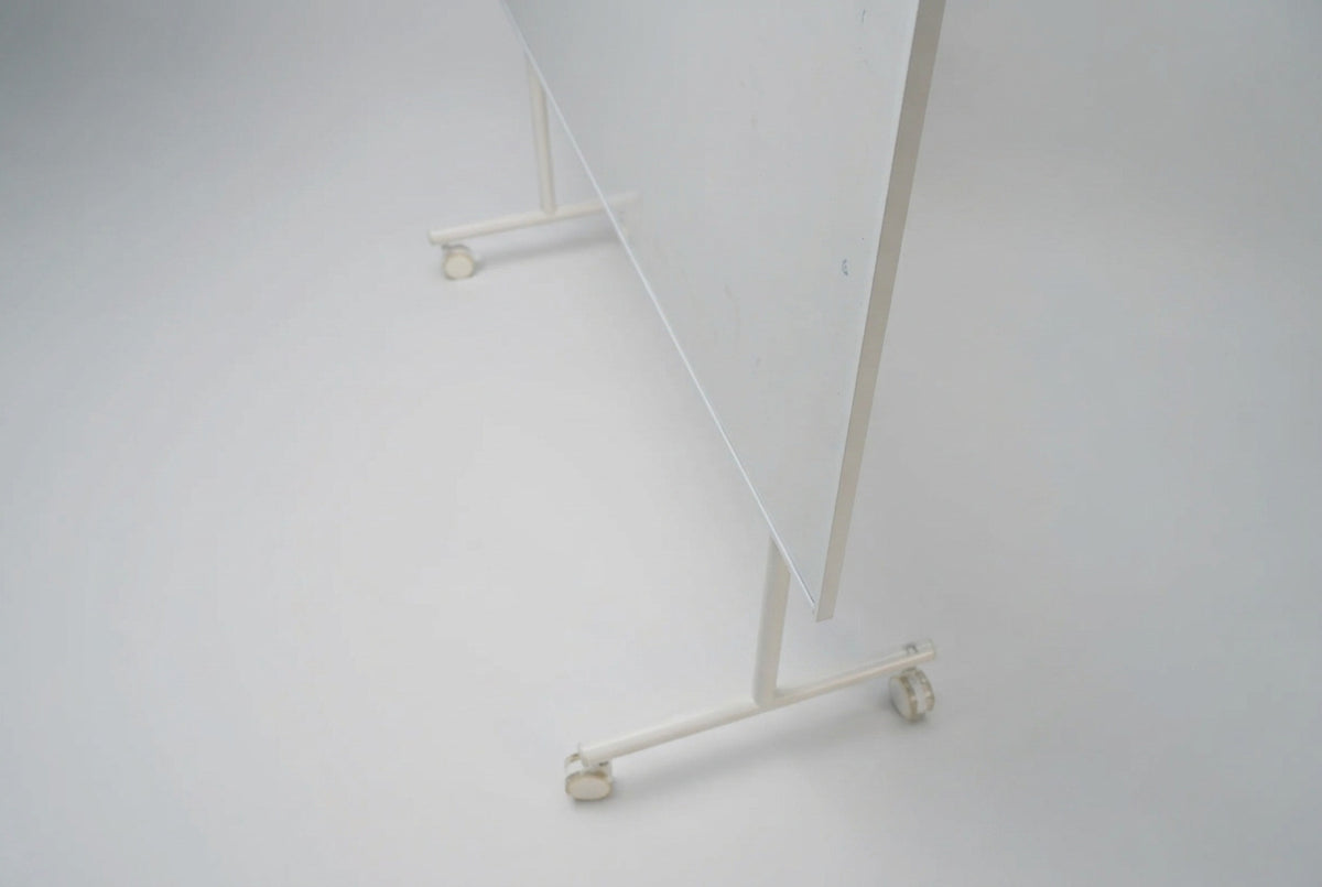 Nærbillede af stålkeramisk whiteboardtavle med hvid ramme til kontor, mødelokale og undervisning.