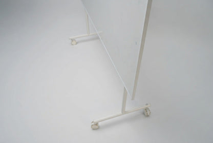 Nærbillede af stålkeramisk whiteboardtavle med hvid ramme til kontor, mødelokale og undervisning.