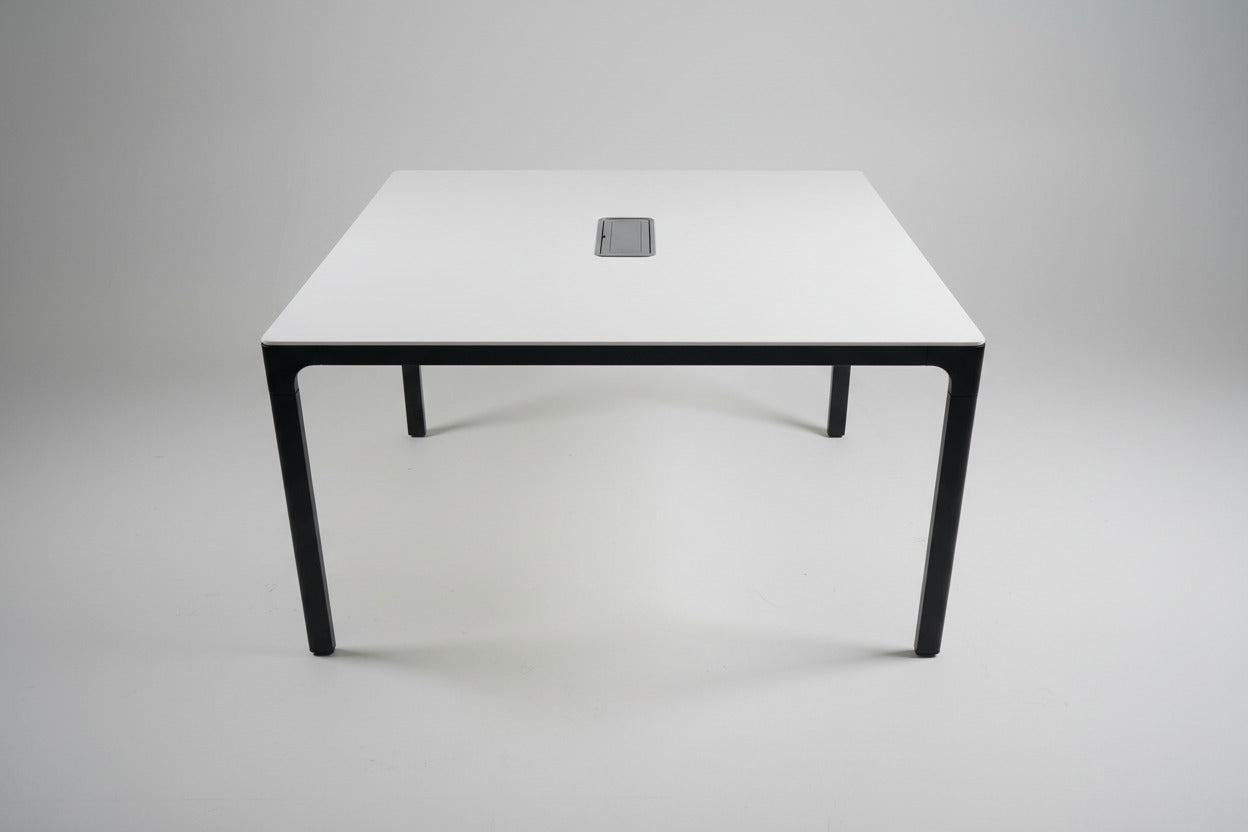 Kvadratisk mødebord 140x140 cm i hvid laminat med sorte ben – frontvisning