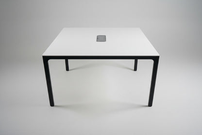Kvadratisk mødebord 140x140 cm i hvid laminat med sorte ben – frontvisning