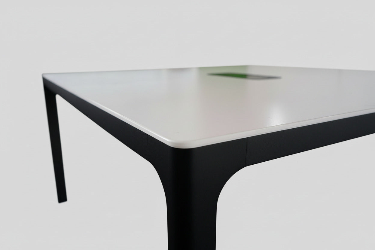 Mødebord 140x140 cm i hvid laminat med sorte ben – skrå vinkel