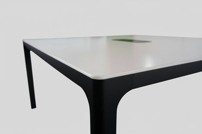 Mødebord 140x140 cm i hvid laminat med sorte ben – skrå vinkel