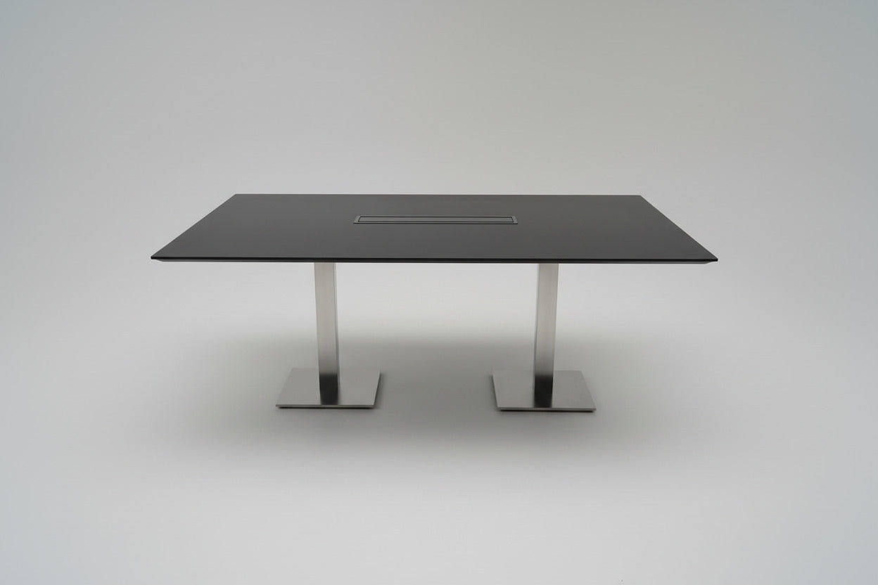 Konferencebord 180x130 cm i sort nano laminat med affaset kant og krom stel set forfra