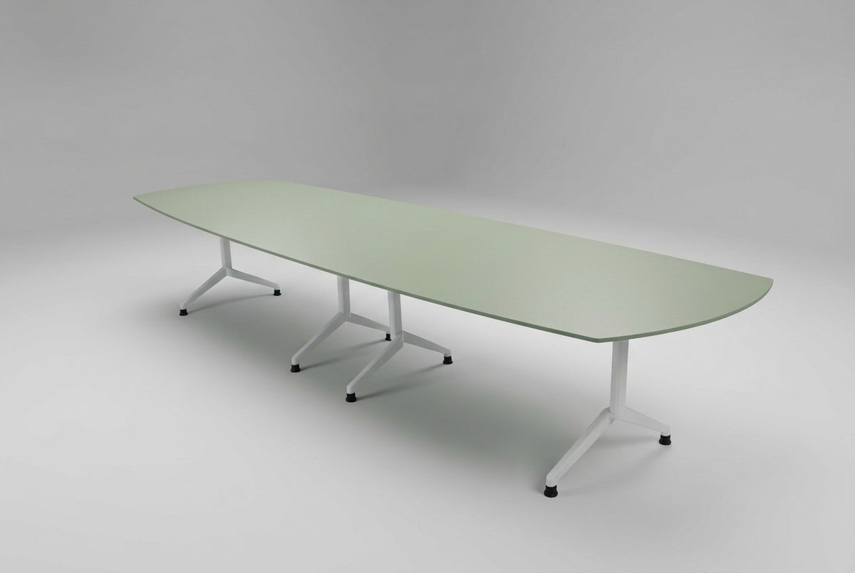 Moderne konferencebord i salviegrøn linoleum med affaset kant og hvidt metalstel set skråt.