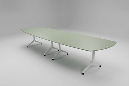 Moderne konferencebord i salviegrøn linoleum med affaset kant og hvidt metalstel set skråt.