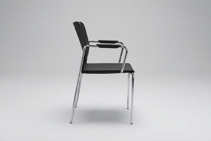 Sort mødestol med armlæn, perforeret ryg og firbenet kromstel set fra siden.