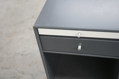Nærbillede af Montana CO16 skuffemodul i sort med skuffer og skabslåge, funktionel kontoropbevaring i stilrent design.