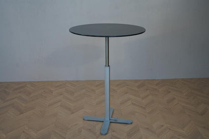 Montana Multi hæve-sænkebord Ø80 cm set på afstand – perfekt til møde, lounge eller kantine