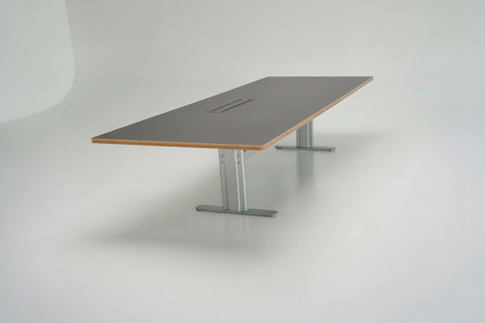 Montana konferencebord i mørkegrå laminat 320x120 cm med metal stel set forfra