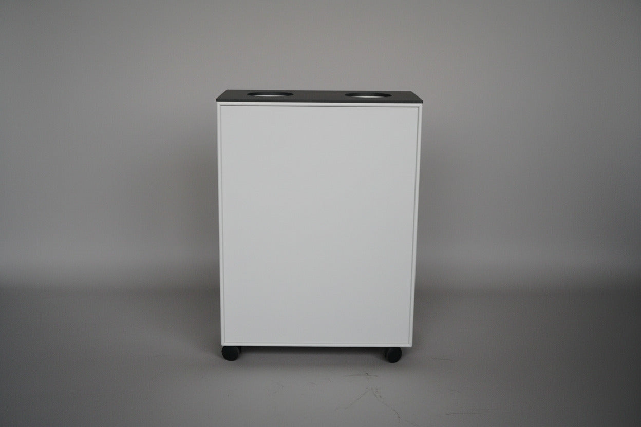 Montana miljøstationsreol set bagfra med hjul og magnetsystem i siden