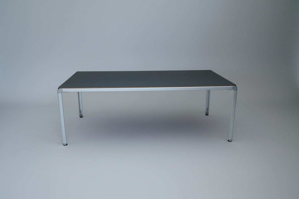 Montana mødebord 210x105 cm sort linoleum med trækant designet af Arne Jacobsen set forfra