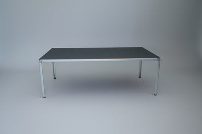 Montana mødebord 210x105 cm sort linoleum med trækant designet af Arne Jacobsen set forfra
