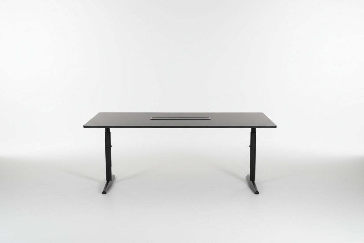 Montana mødebord i sort 180x90 cm set forfra med stilrent design og kabelgennemføring.