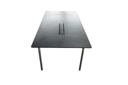 Montana mødebord i sort set forfra med krom stel og 220x90 cm bordplade.