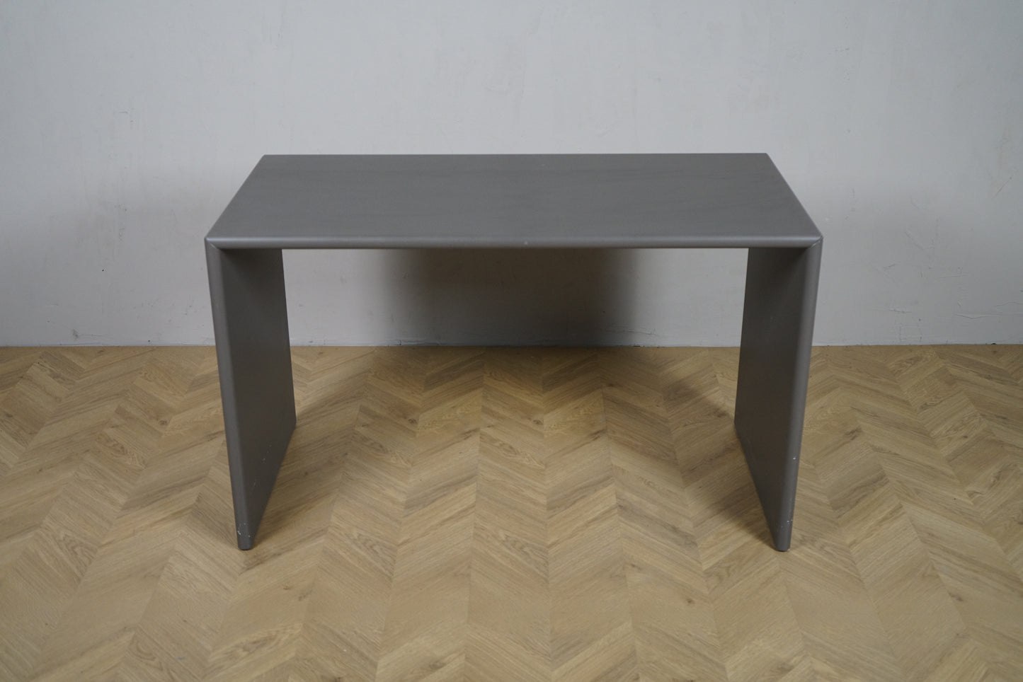 Montana Monterey skrivebord i elegant grå farve set forfra, stilrent og funktionelt skrivebord med tidløst dansk design