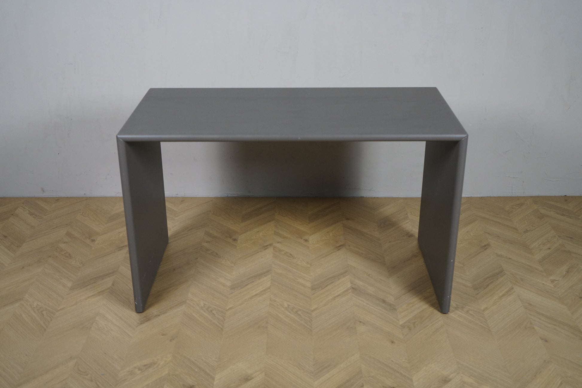 Montana Monterey skrivebord i elegant grå farve set forfra, stilrent og funktionelt skrivebord med tidløst dansk design