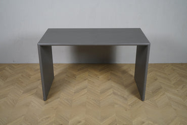 Montana Monterey skrivebord i elegant grå farve set forfra, stilrent og funktionelt skrivebord med tidløst dansk design
