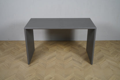 Montana Monterey skrivebord i elegant grå farve set forfra, stilrent og funktionelt skrivebord med tidløst dansk design