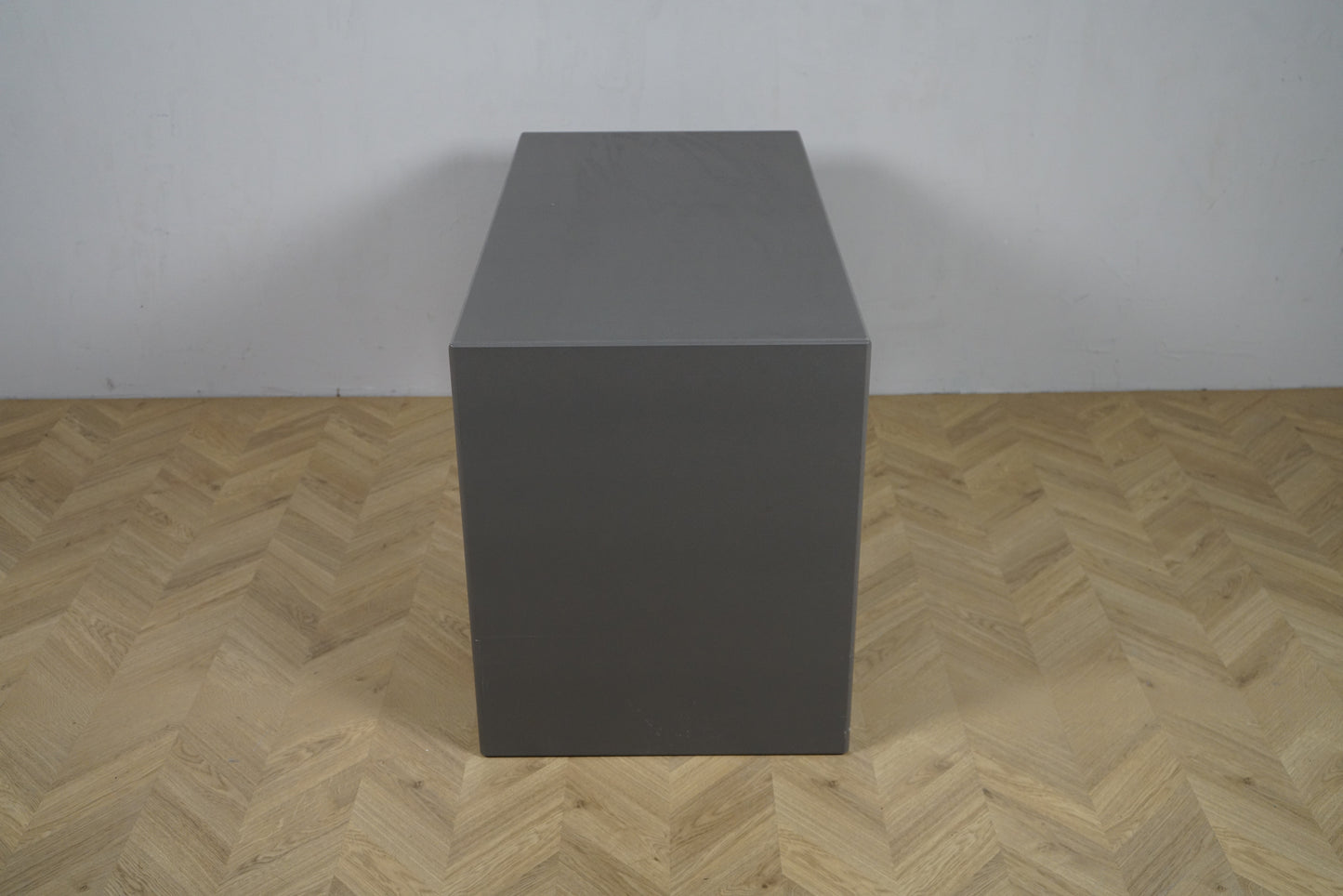 Montana Monterey skrivebord set fra siden, viser den minimalistiske konstruktion og robuste opbygning i grå finish.