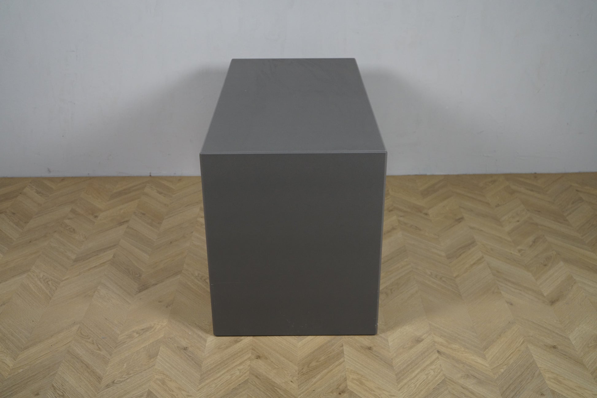 Montana Monterey skrivebord set fra siden, viser den minimalistiske konstruktion og robuste opbygning i grå finish.