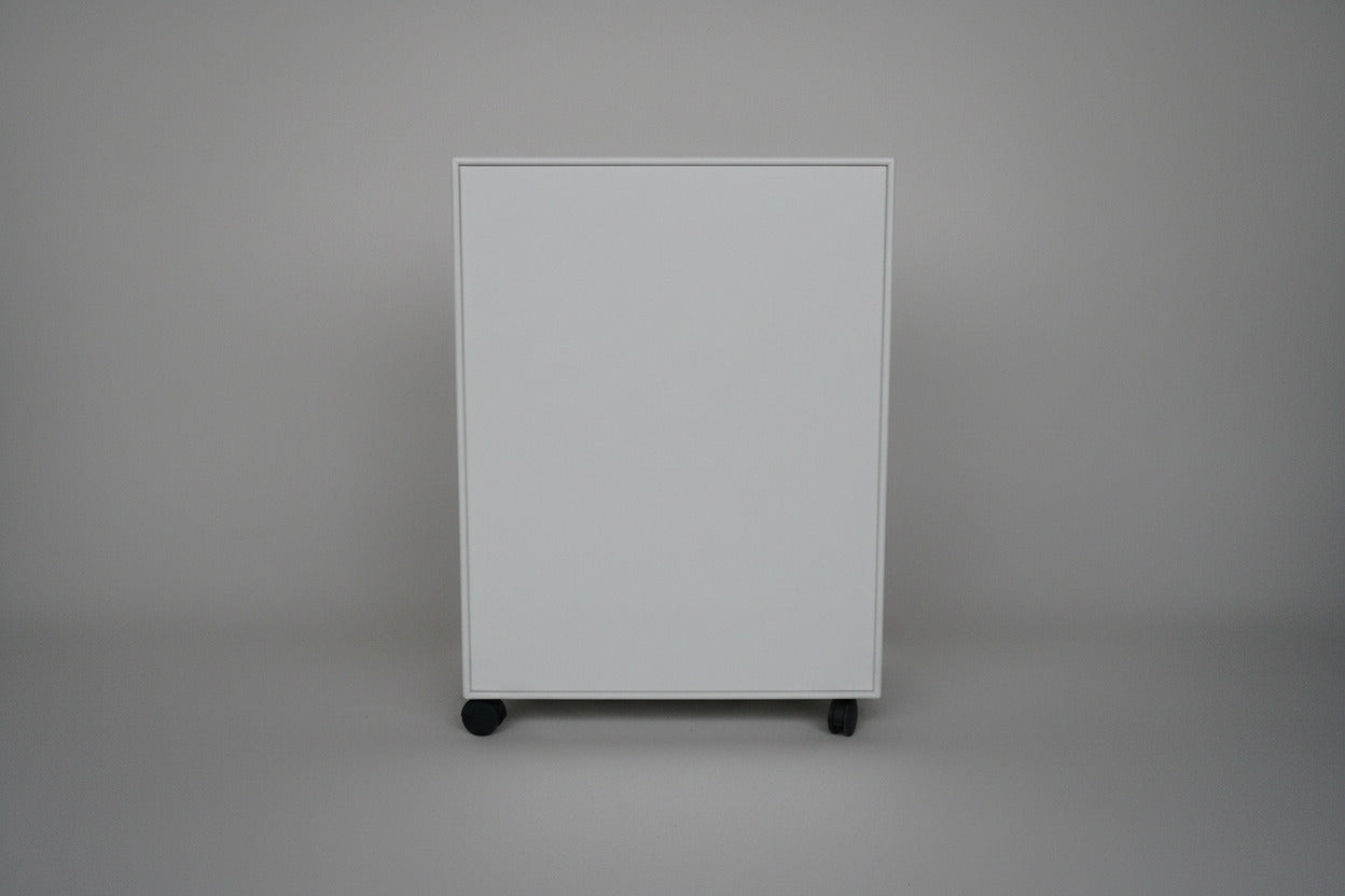 Montana reol set bagfra med 6 rum og hjul, med synlige brugsspor