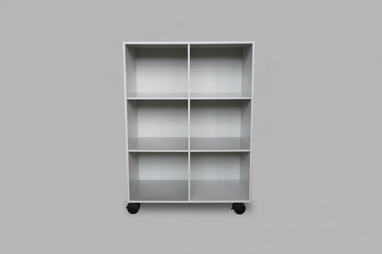 Montana reol med 6 rum på hjul set forfra i klassisk og eksklusivt design