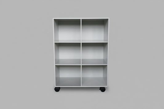 Montana reol med 6 rum på hjul set forfra i klassisk og eksklusivt design