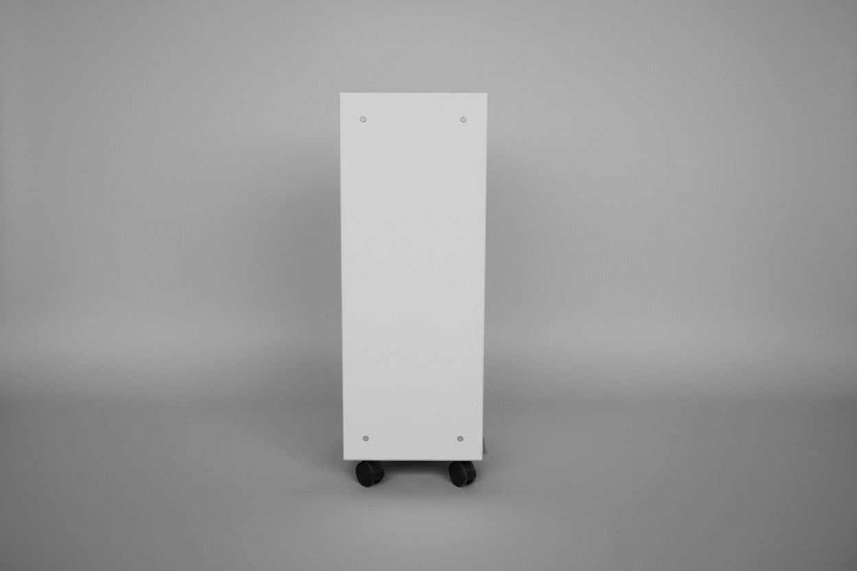 Montana reol set fra siden med indbygget magnetsystem og hjul