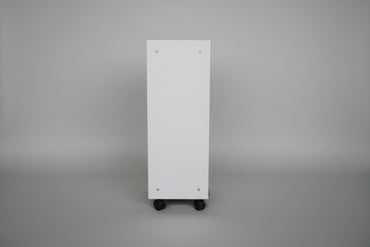 Montana reol set fra siden med indbygget magnetsystem og hjul