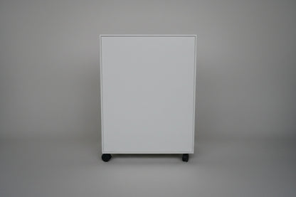 Montana reol i lys grå set bagfra med 6 rum og synlige brugsspor