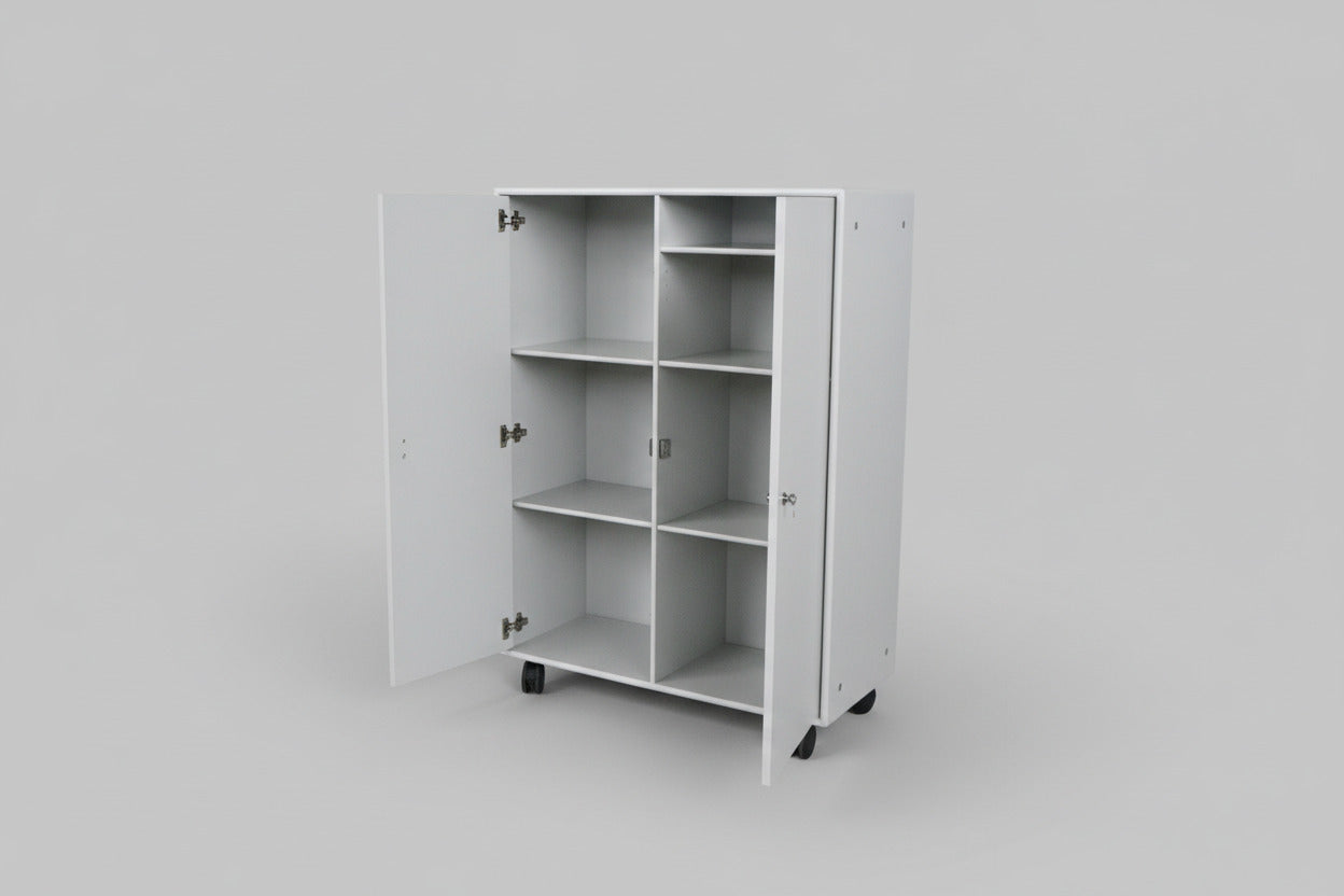 Montana reol i lys grå set forfra med åbne rum og brugsspor