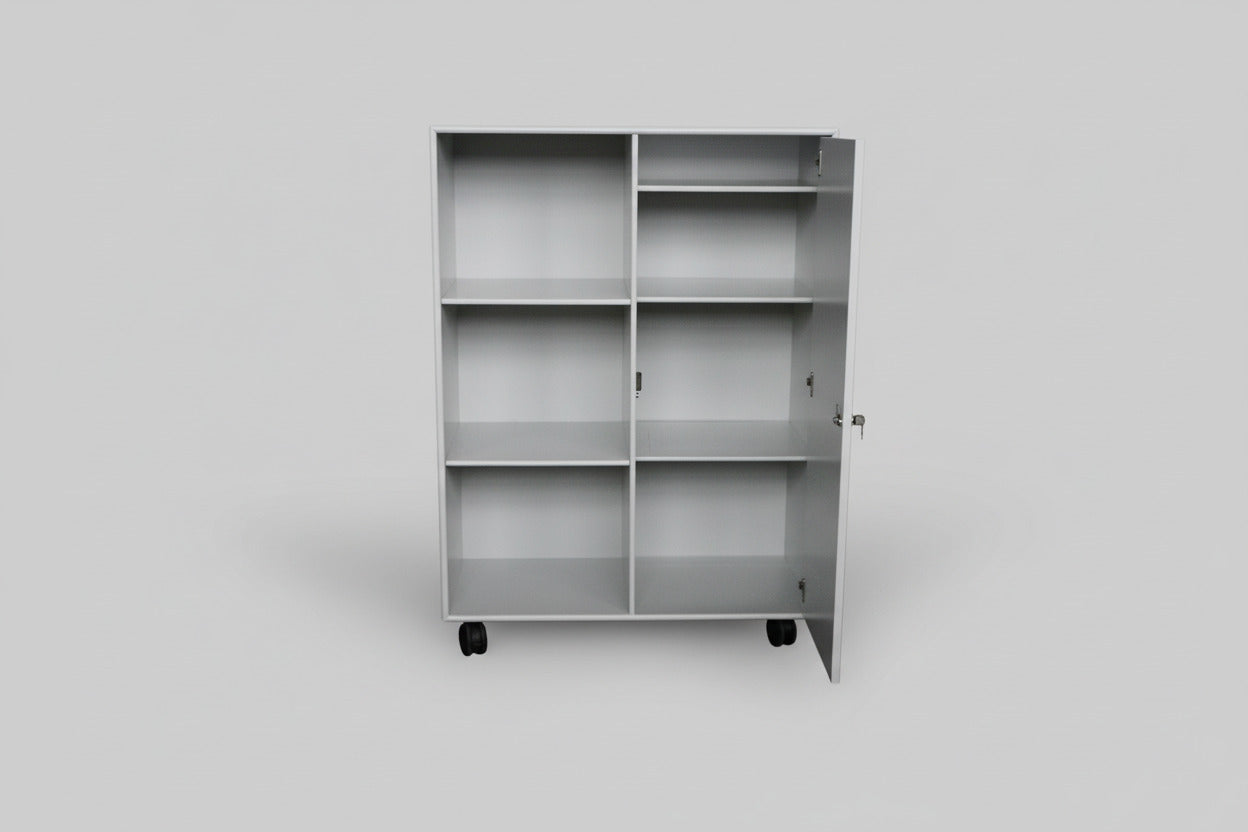 Montana reol med hjul set forfra med åben skabsdel og lås