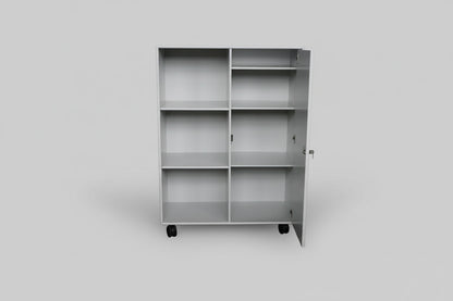 Montana reol med hjul set forfra med åben skabsdel og lås