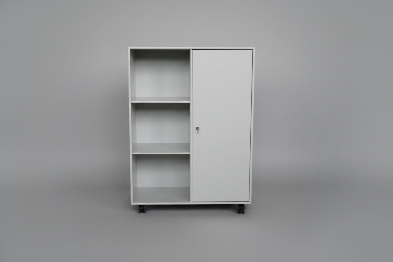 Montana reol med hjul set forfra med 6 rum og skab med lås