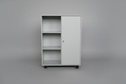 Montana reol med hjul set forfra med 6 rum og skab med lås